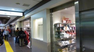 グランスタの中。OLさんが多数お買い物に訪れています。