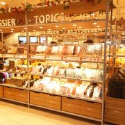 おみやげが見やすく陳列されたお店