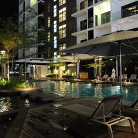 タワー1とタワー2の間にあるプール。いい雰囲気です。