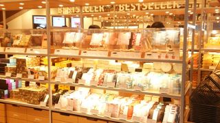 おみやげが見やすく陳列されたお店