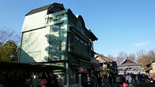 看板建築の一つ。