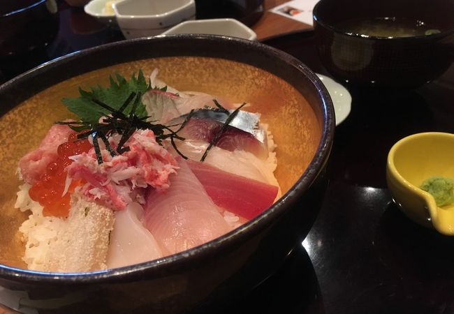 福井の味が食べれる店で特上海鮮丼をいただく