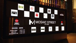 小さなお店が並びます