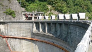 立派なアーチダム