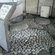 解説板と建物の礎石の様子です。大きい石が建物の礎石です。