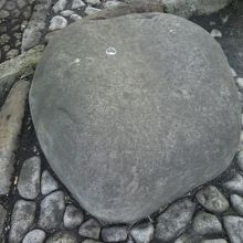 建物の礎石に近づいて見た写真です。基礎用だけあり大きな石です