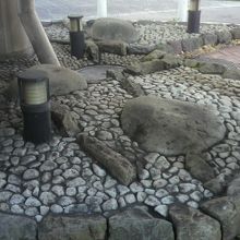 建物礎石が分散して置かれています。数多く発掘されたのでしょう