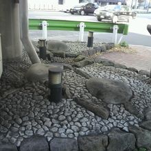 建物礎石は、解説板とともに昭和通りの車道の傍に置かれています