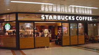 駅の改札を出てすぐです