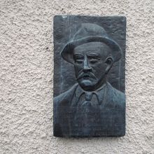 ベテランの地元ガイド、タウクヴァルダーの記念碑