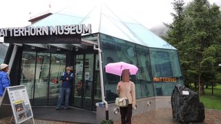 ガラス張りの洒落た建物、天気が悪くて山に登れない時に行くと良いですね