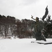 雪の中の彫像です