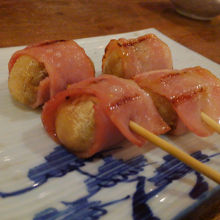 岡山マッシュルームとベーコンの串焼き。