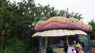 アリエルとのグリーティングの後はここへ。