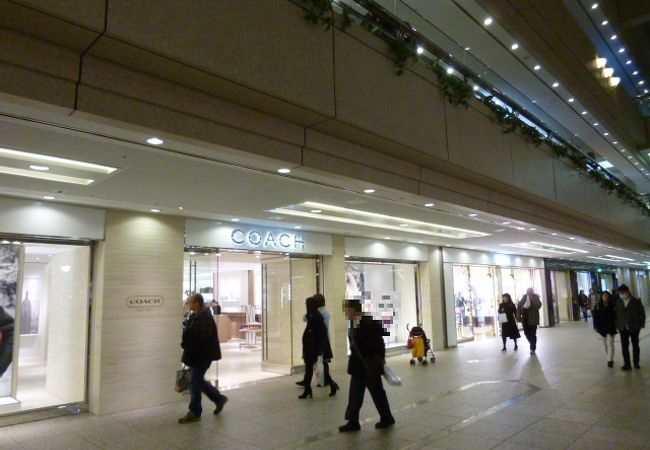 女性向けの品の良い鞄などが有名なブランドです。