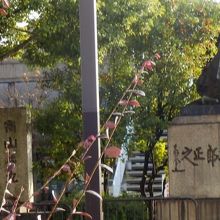 上洛の都度御所に向かって平伏していた高山彦九郎の像