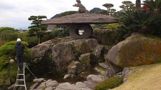 逆さの獅子が乗った大きな灯籠