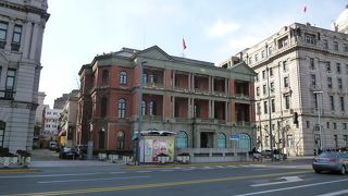 壁面のレンガ色が外灘のアクセントになっています。