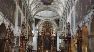 教会の奥に墓地もあります。