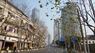 北外灘の黄浦江そばを走る大通り