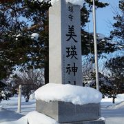 雪の中でおごそかな雰囲気