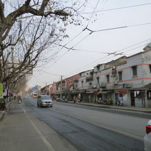 道幅広いのに車は少ないですね。