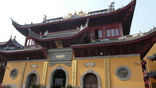 地元上海人が初もうでに訪れます。