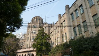 海員病院など戦前から残る建築もあります。