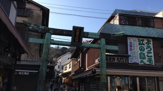 細い道ですが 賑やか