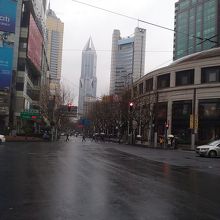 この日は雨で人通りもまばら。南京西路。