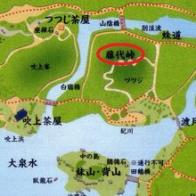 藤代峠は、六義園の池の北にあります。庭園内で最も高い地点です