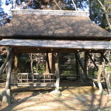 つつじ茶屋の正面の様子です。老朽化の対策で、支え木が見えます