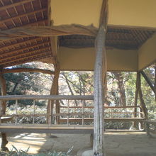 つつじ茶屋の内部の様子です。柱と梁はつつじの木でできています