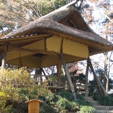 つつじ茶屋の東側の様子と東の通路、案内板を見ることが出来ます