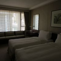 窓際に長いベンチのある部屋