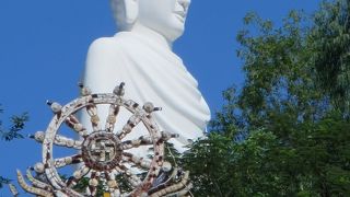 大きな白い仏像