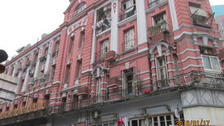 初期の英国租界に建てられた建物が多く残っています。
