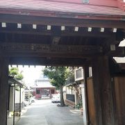 入口の狛犬が目立つ日蓮宗のお寺です。