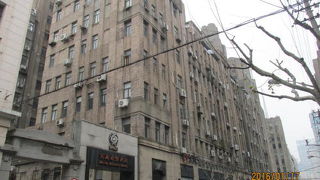 英国租界時代には夢の四馬路と言われた歓楽街です。当時の建物が本屋に成ってます。