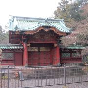 徳川綱吉霊廟勅額門があります