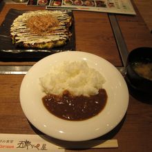 お好み焼き定食(830円)です。ごはんはカレーにできます。
