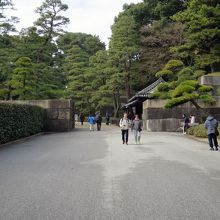 この「大手三の門」の右奥に…