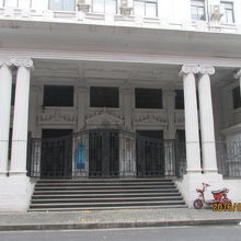 中国建設銀行の入口、円柱の柱。