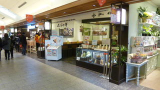 地下鉄押上駅を出てすぐの「ソラマチ商店街」にあります。