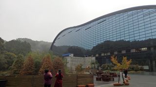 九州国立博物館、山に囲まれてすっくと建つ近代建築。