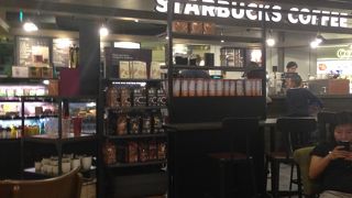 搭乗前にスタバ