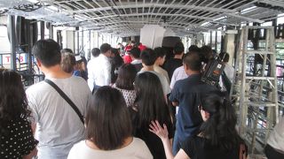 クリスマスシーズンのチットロム駅