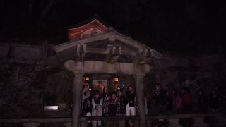 長い柄杓に滝の水を汲むのが難しい