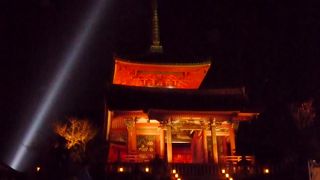 三重塔の前にある門