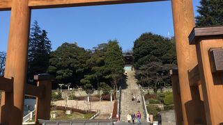 大通りに面した鳥居から階段が味がある。